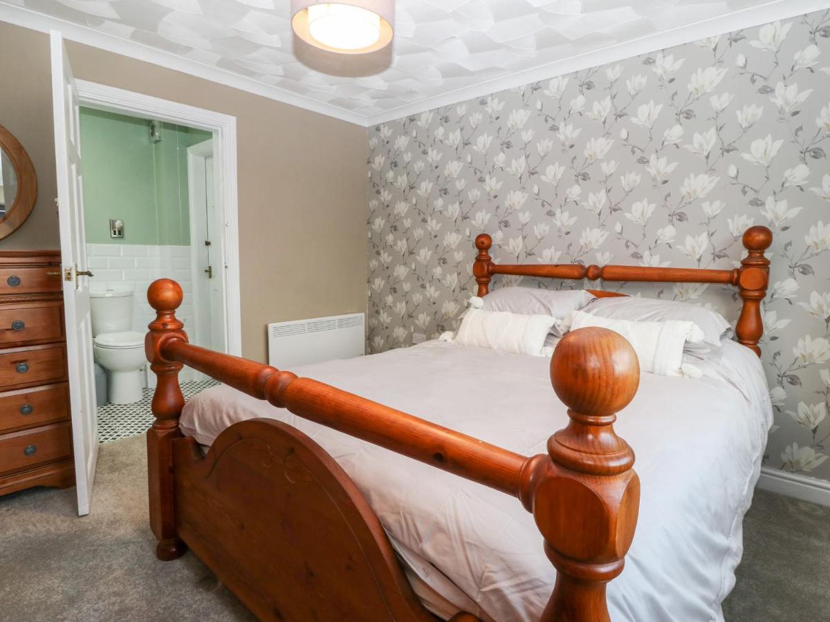 Villa Cedars à Holyhead Extérieur photo