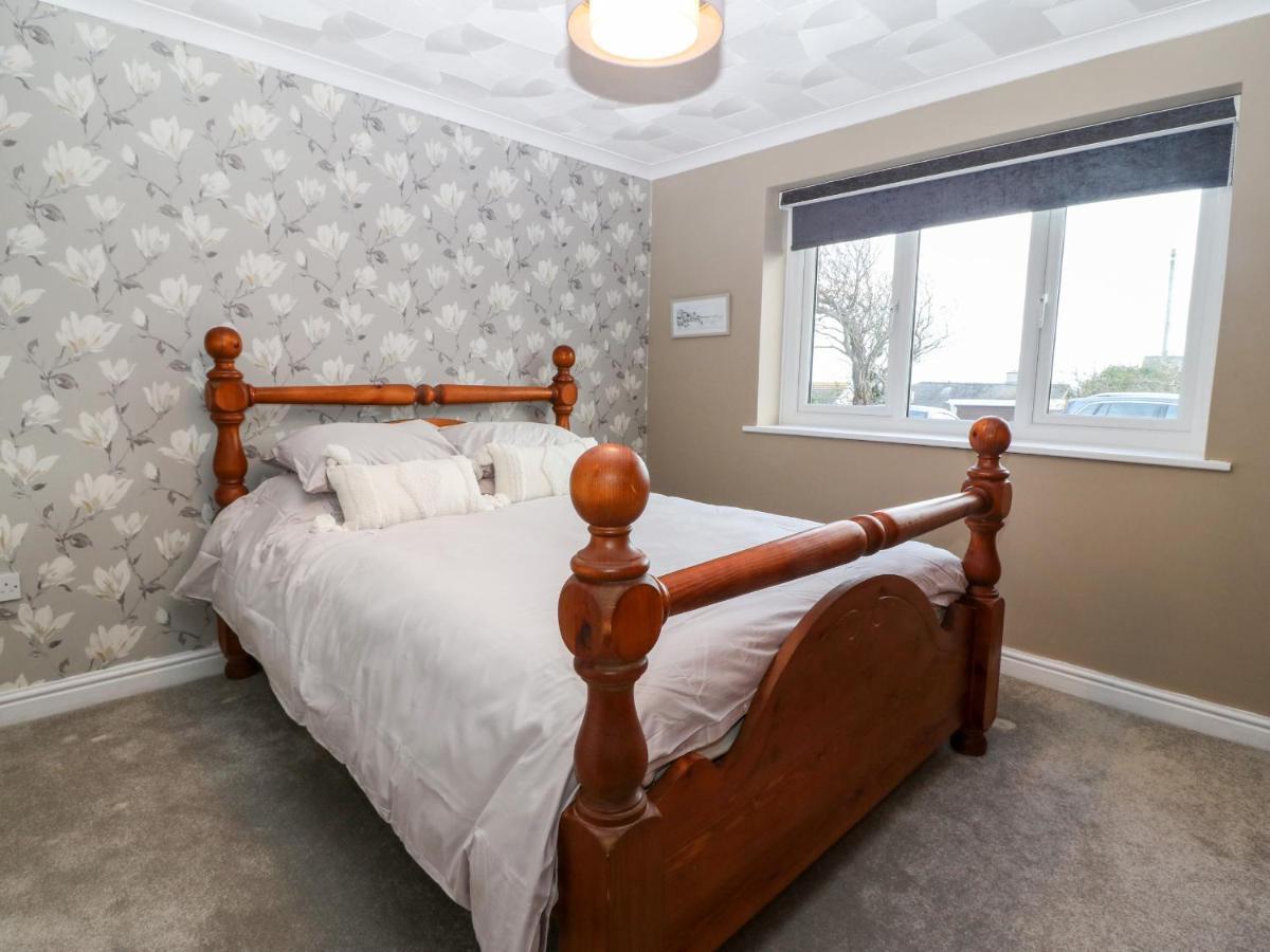 Villa Cedars à Holyhead Extérieur photo