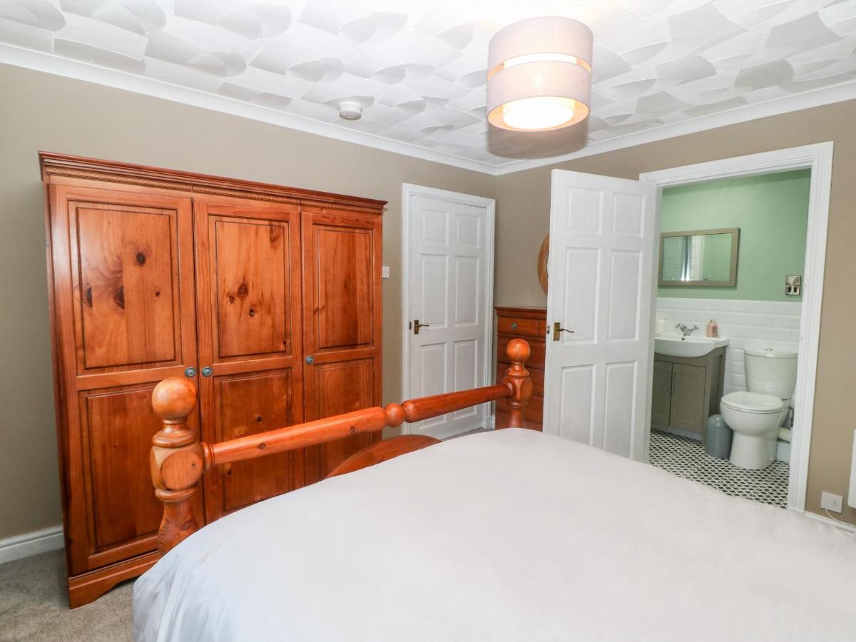 Villa Cedars à Holyhead Extérieur photo