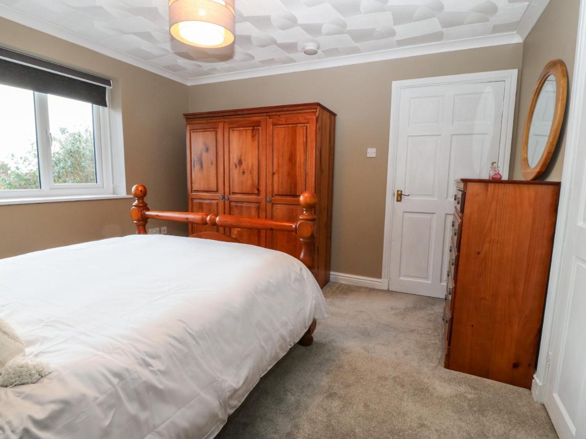 Villa Cedars à Holyhead Extérieur photo